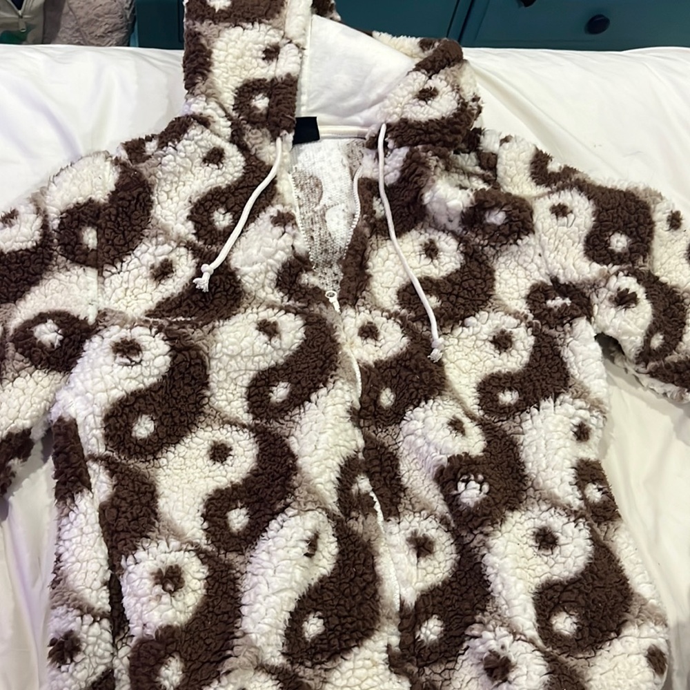 Cozy zip up. Worn once or twice.Very warm